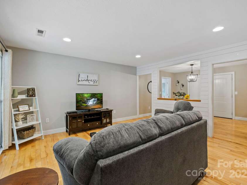 150 Deerwoode Lane, Brevard, NC 28712.  MLS# CAR4257546, YatesRealty ID 31558. Large Living Area