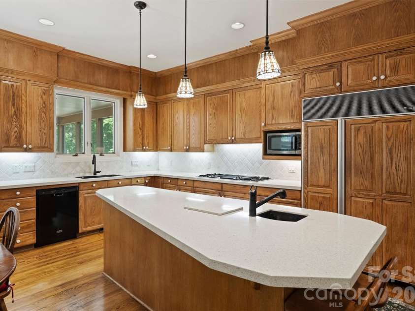 3301 Providence Plantation Lane, Charlotte, NC 28270.  MLS# CAR4379817, YatesRealty ID 31558. Oversized island