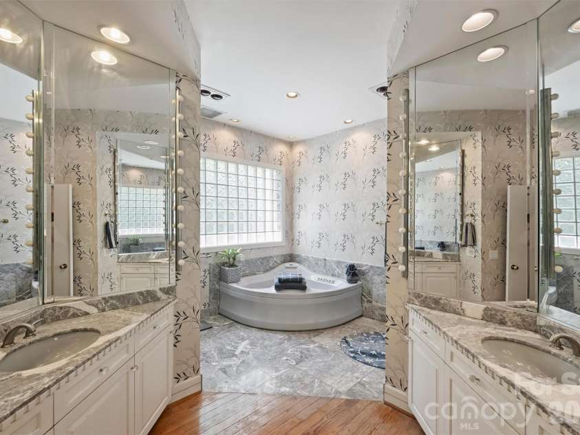 3301 Providence Plantation Lane, Charlotte, NC 28270.  MLS# CAR4379817, YatesRealty ID 31558. Primary bath