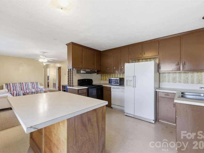 800 Old Little Rock Road, Charlotte, NC 28214.  MLS# CAR4338069, YatesRealty ID 3156. 