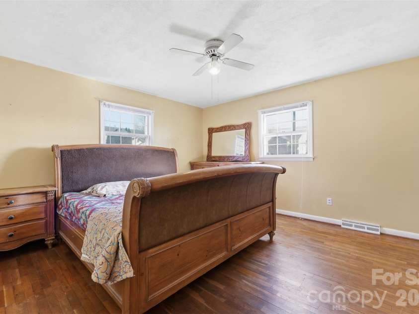 800 Old Little Rock Road, Charlotte, NC 28214.  MLS# CAR4338069, YatesRealty ID 3156. 