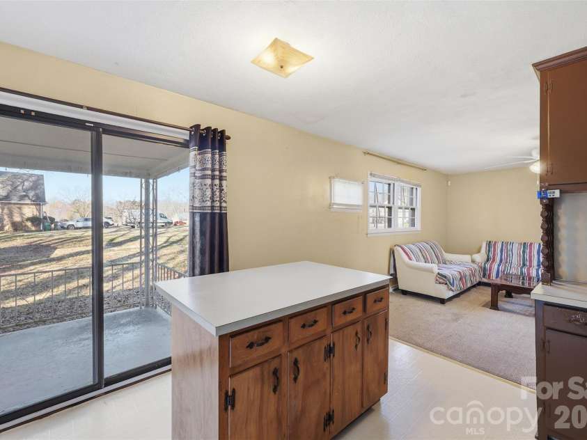 800 Old Little Rock Road, Charlotte, NC 28214.  MLS# CAR4338069, YatesRealty ID 3156. 