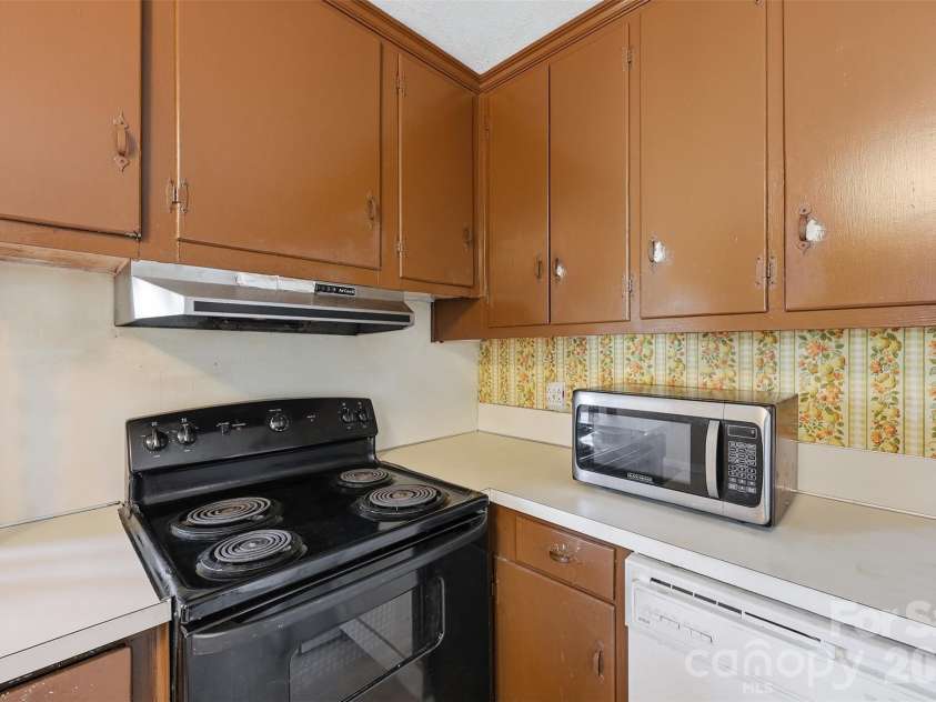 800 Old Little Rock Road, Charlotte, NC 28214.  MLS# CAR4338069, YatesRealty ID 3156. 