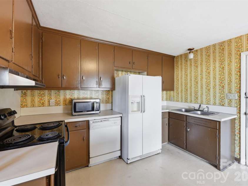 800 Old Little Rock Road, Charlotte, NC 28214.  MLS# CAR4338069, YatesRealty ID 3156. 