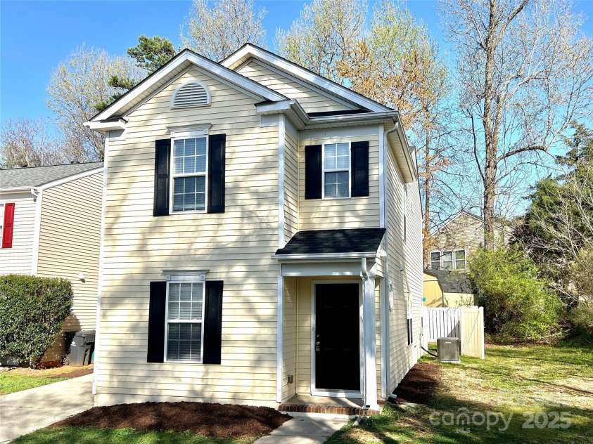 7702 Brisbane Court, Charlotte, NC 28215.  MLS# CAR4223141, YatesRealty ID 31561. 