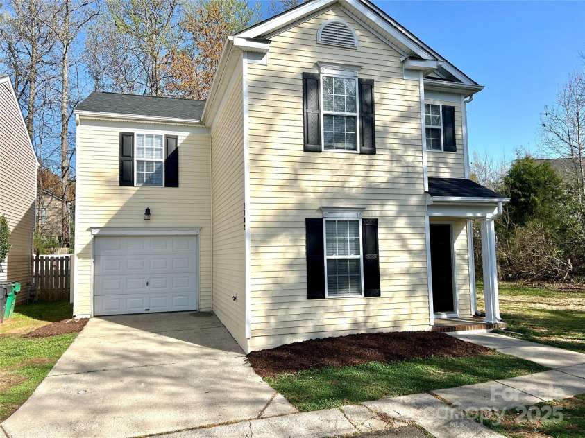 7702 Brisbane Court, Charlotte, NC 28215.  MLS# CAR4223141, YatesRealty ID 31561. 