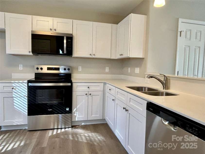 7702 Brisbane Court, Charlotte, NC 28215.  MLS# CAR4223141, YatesRealty ID 31561. 