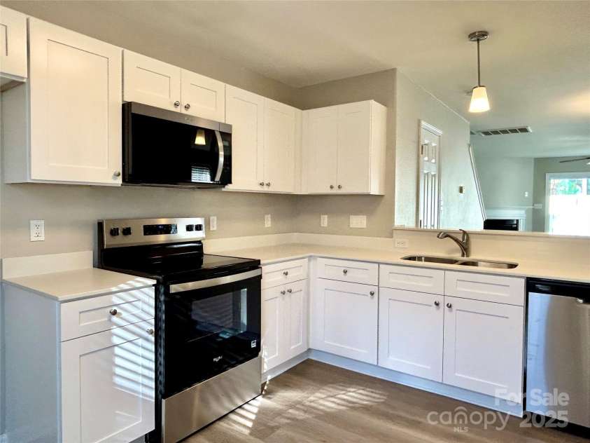 7702 Brisbane Court, Charlotte, NC 28215.  MLS# CAR4223141, YatesRealty ID 31561. 