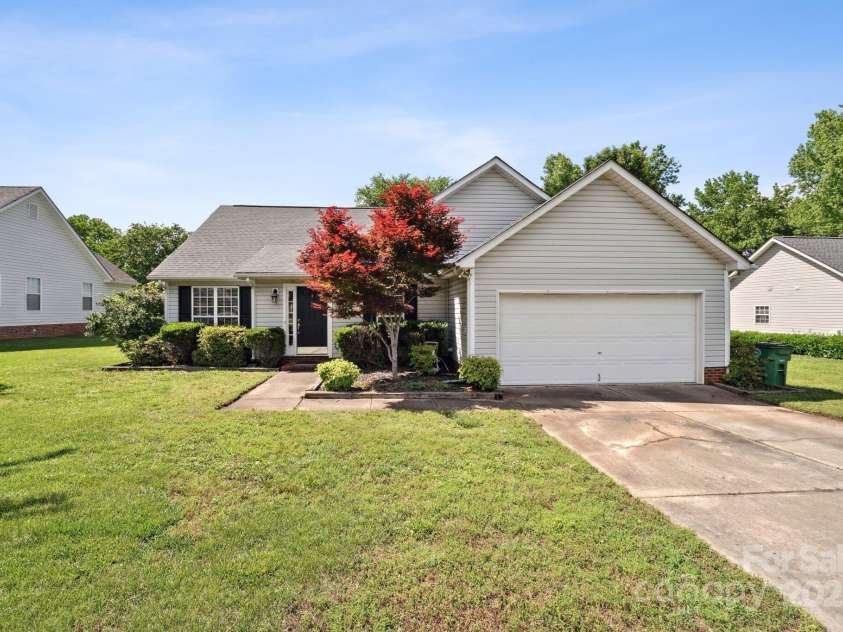 8105 Castlemaine Drive, Matthews, NC 28104.  MLS# CAR4258985, YatesRealty ID 31561. 