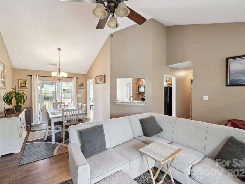 8105 Castlemaine Drive, Matthews, NC 28104.  MLS# CAR4258985, YatesRealty ID 31561. 