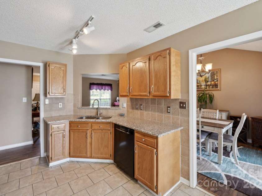 8105 Castlemaine Drive, Matthews, NC 28104.  MLS# CAR4258985, YatesRealty ID 31561. 