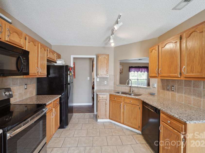 8105 Castlemaine Drive, Matthews, NC 28104.  MLS# CAR4258985, YatesRealty ID 31561. 