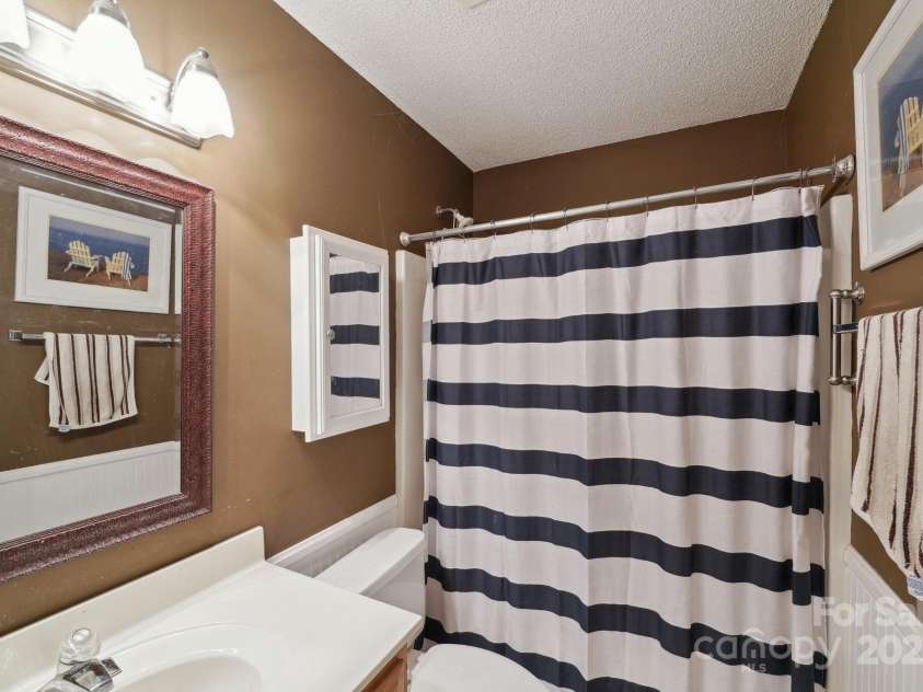 8105 Castlemaine Drive, Matthews, NC 28104.  MLS# CAR4258985, YatesRealty ID 31561. 
