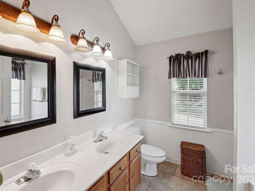 8105 Castlemaine Drive, Matthews, NC 28104.  MLS# CAR4258985, YatesRealty ID 31561. 
