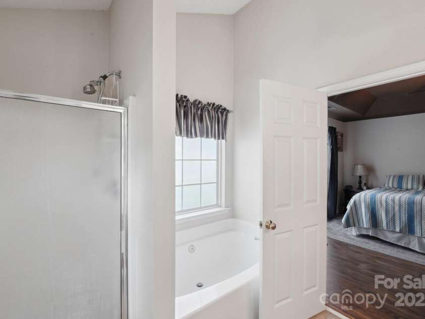 8105 Castlemaine Drive, Matthews, NC 28104.  MLS# CAR4258985, YatesRealty ID 31561. 