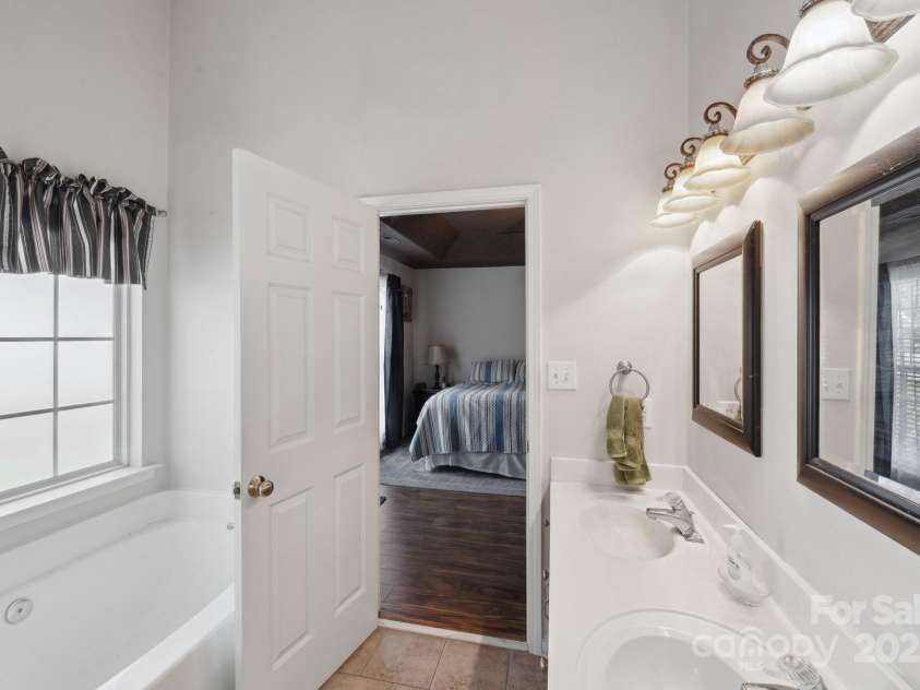 8105 Castlemaine Drive, Matthews, NC 28104.  MLS# CAR4258985, YatesRealty ID 31561. 