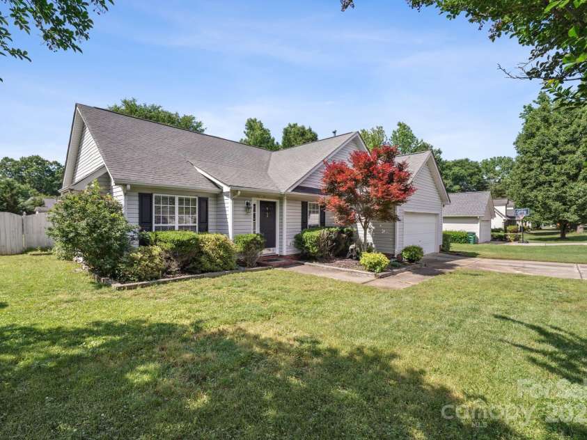 8105 Castlemaine Drive, Matthews, NC 28104.  MLS# CAR4258985, YatesRealty ID 31561. 