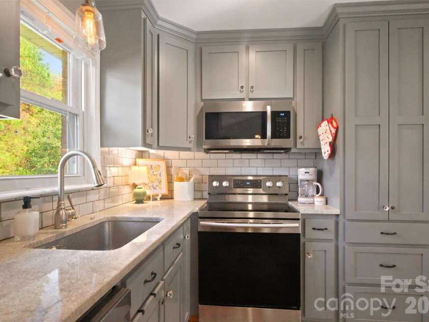 4608 Rainbow Drive, Kannapolis, NC 28081.  MLS# CAR4393962, YatesRealty ID 31562. Beautifully refreshed kitchen