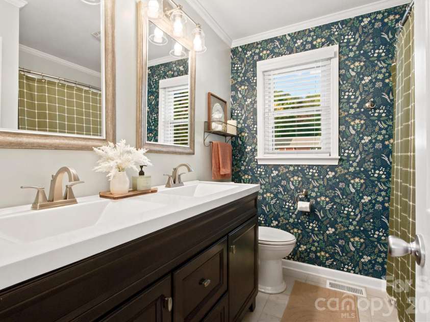 4608 Rainbow Drive, Kannapolis, NC 28081.  MLS# CAR4393962, YatesRealty ID 31562. Full bathroom with tub/shower combo
