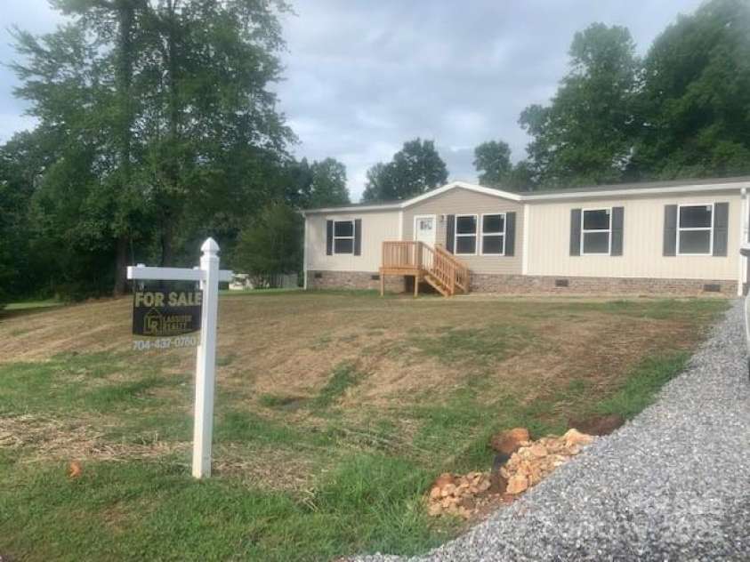 166 Eastgate Drive, Statesville, NC 28625.  MLS# CAR4280738, YatesRealty ID 31563. 