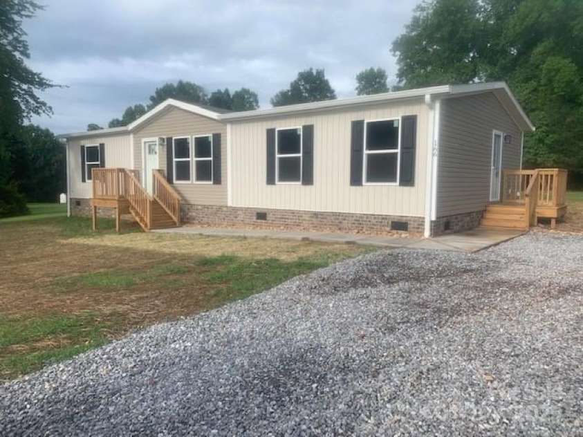 166 Eastgate Drive, Statesville, NC 28625.  MLS# CAR4280738, YatesRealty ID 31563. 