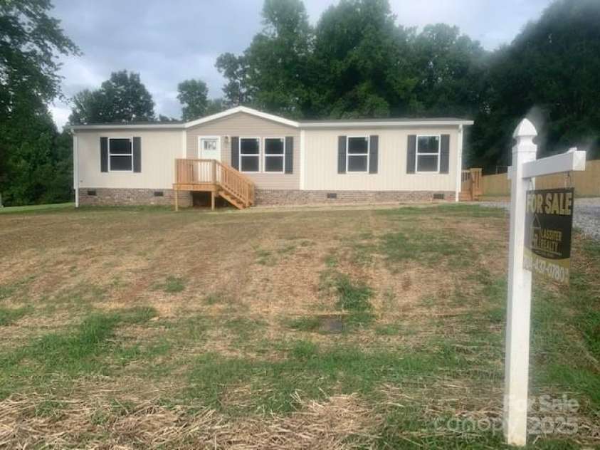 166 Eastgate Drive, Statesville, NC 28625.  MLS# CAR4280738, YatesRealty ID 31563. 
