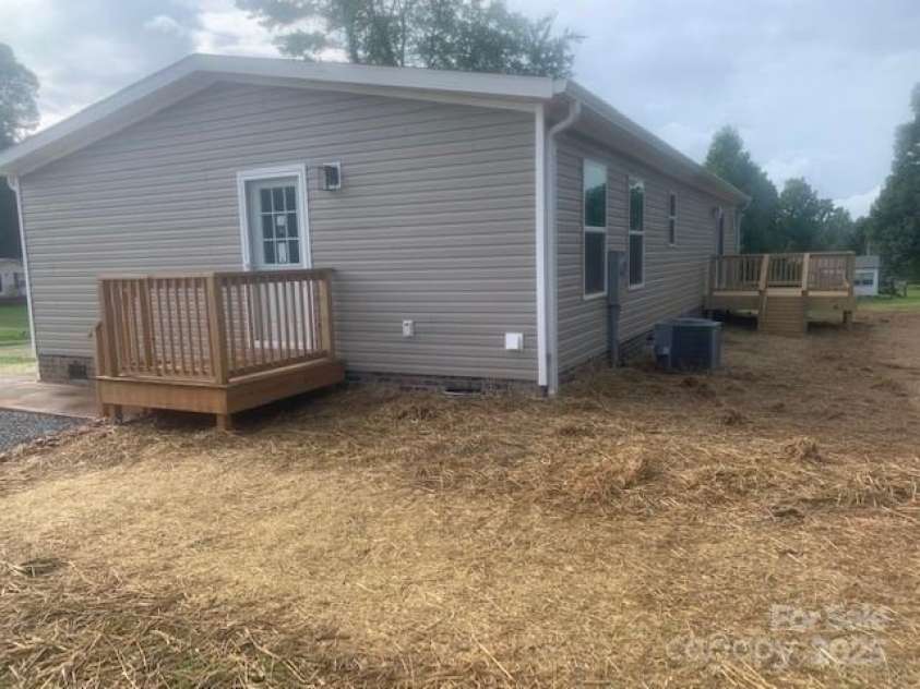 166 Eastgate Drive, Statesville, NC 28625.  MLS# CAR4280738, YatesRealty ID 31563. 