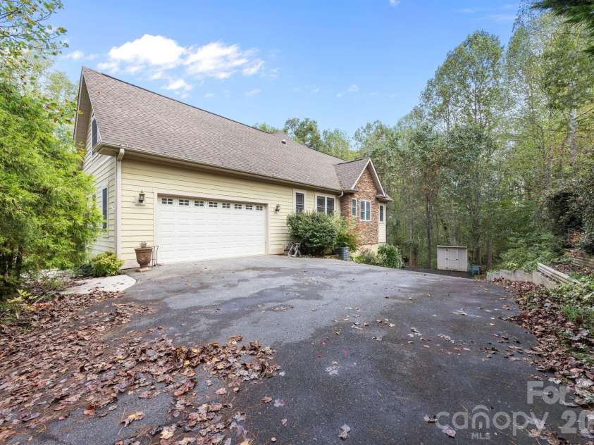 40 Mountain Shadows Drive, Leicester, NC 28748.  MLS# CAR4392638, YatesRealty ID 31563. 