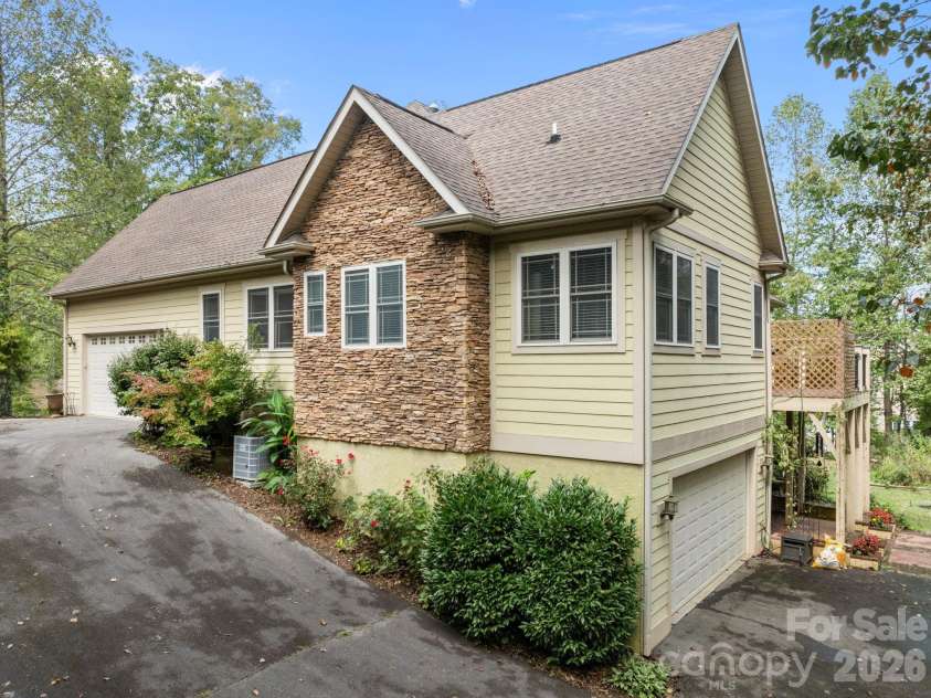 40 Mountain Shadows Drive, Leicester, NC 28748.  MLS# CAR4392638, YatesRealty ID 31563. 