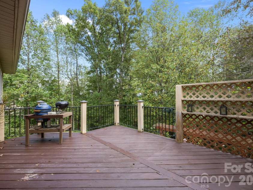 40 Mountain Shadows Drive, Leicester, NC 28748.  MLS# CAR4392638, YatesRealty ID 31563. 