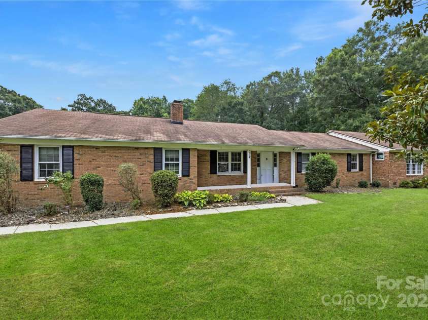 724 Catawba Circle, Matthews, NC 28104.  MLS# CAR4276335, YatesRealty ID 31564. 