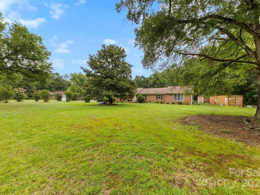 724 Catawba Circle, Matthews, NC 28104.  MLS# CAR4276335, YatesRealty ID 31564. 
