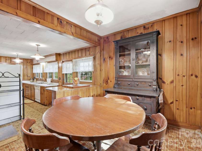 215 Old US 70 Highway, Black Mountain, NC 28711.  MLS# CAR4369511, YatesRealty ID 31565. Breakfast Nook