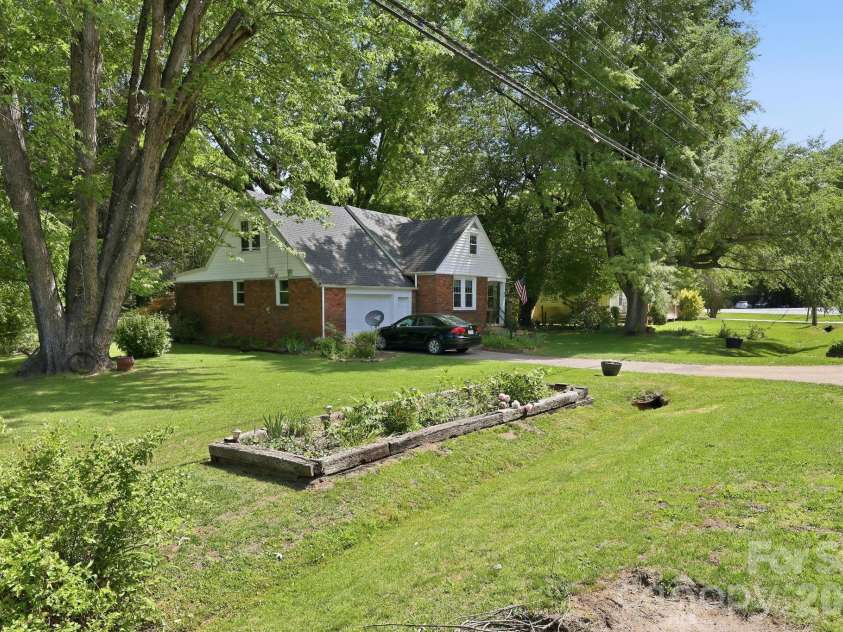 215 Old US 70 Highway, Black Mountain, NC 28711.  MLS# CAR4369511, YatesRealty ID 31565. Front Yard
