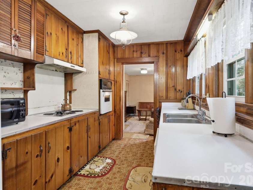 215 Old US 70 Highway, Black Mountain, NC 28711.  MLS# CAR4369511, YatesRealty ID 31565. Kitchen
