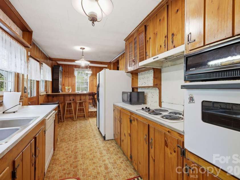 215 Old US 70 Highway, Black Mountain, NC 28711.  MLS# CAR4369511, YatesRealty ID 31565. Kitchen