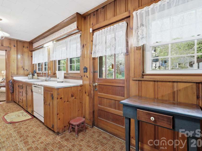 215 Old US 70 Highway, Black Mountain, NC 28711.  MLS# CAR4369511, YatesRealty ID 31565. Kitchen
