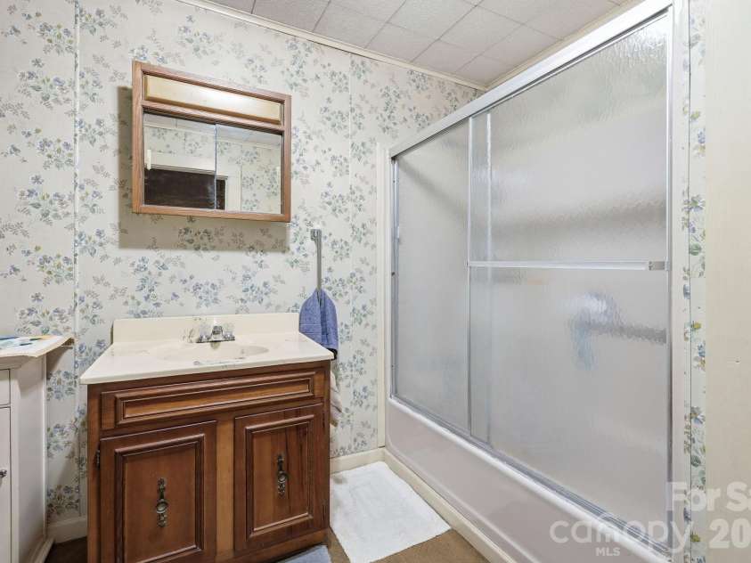 215 Old US 70 Highway, Black Mountain, NC 28711.  MLS# CAR4369511, YatesRealty ID 31565. Primary Bathroom