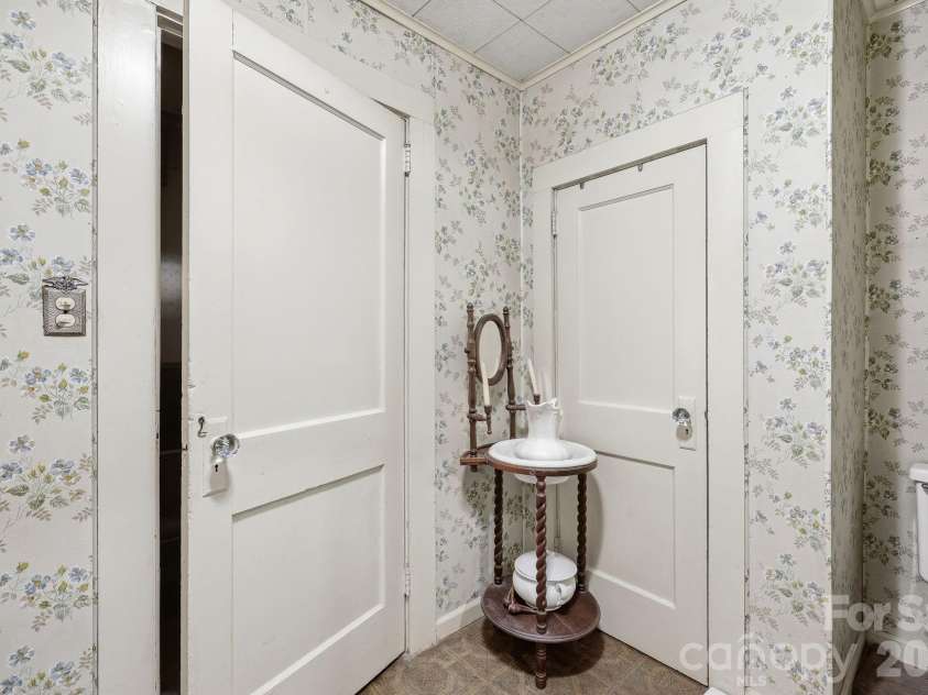 215 Old US 70 Highway, Black Mountain, NC 28711.  MLS# CAR4369511, YatesRealty ID 31565. Primary Bathroom