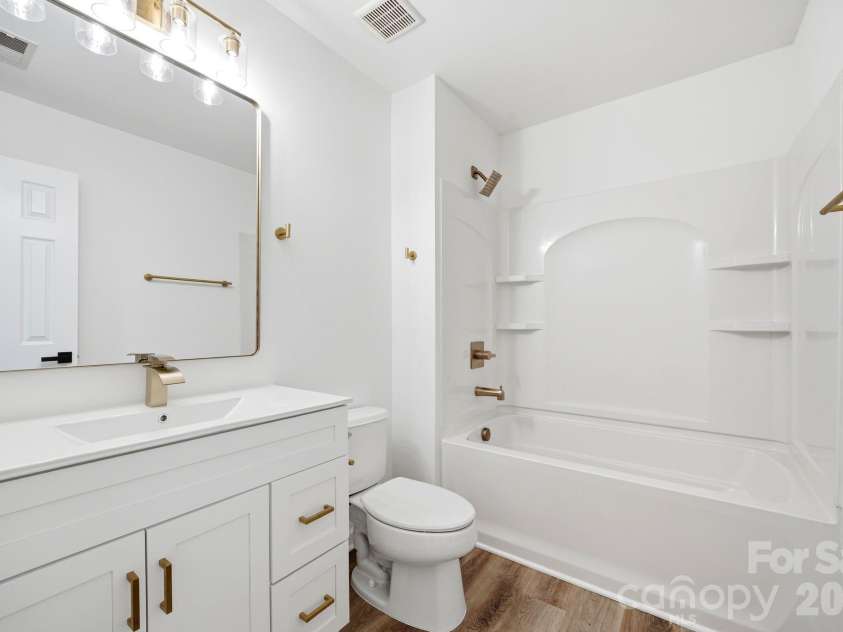 14237 Tamarack Drive, Charlotte, NC 28278.  MLS# CAR4390874, YatesRealty ID 31566. Guest Bath Upstairs