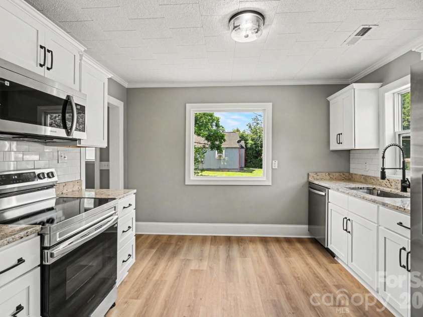 110 Spring Street, Kernersville, NC 27284.  MLS# CAR4392771, YatesRealty ID 31568. 