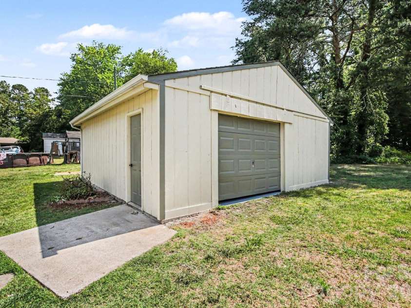 110 Spring Street, Kernersville, NC 27284.  MLS# CAR4392771, YatesRealty ID 31568. 