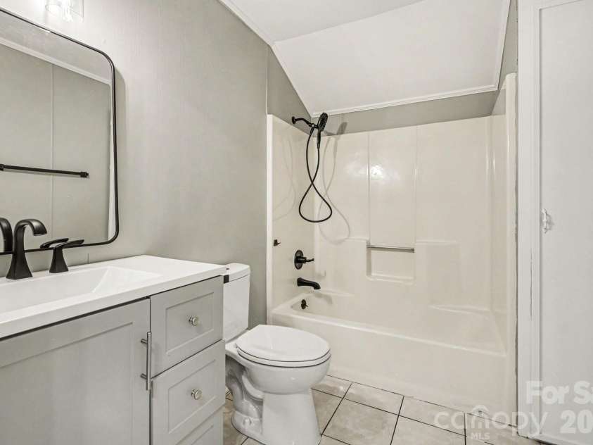 110 Spring Street, Kernersville, NC 27284.  MLS# CAR4392771, YatesRealty ID 31568. 