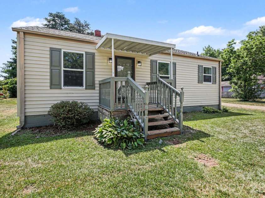 110 Spring Street, Kernersville, NC 27284.  MLS# CAR4392771, YatesRealty ID 31568. 