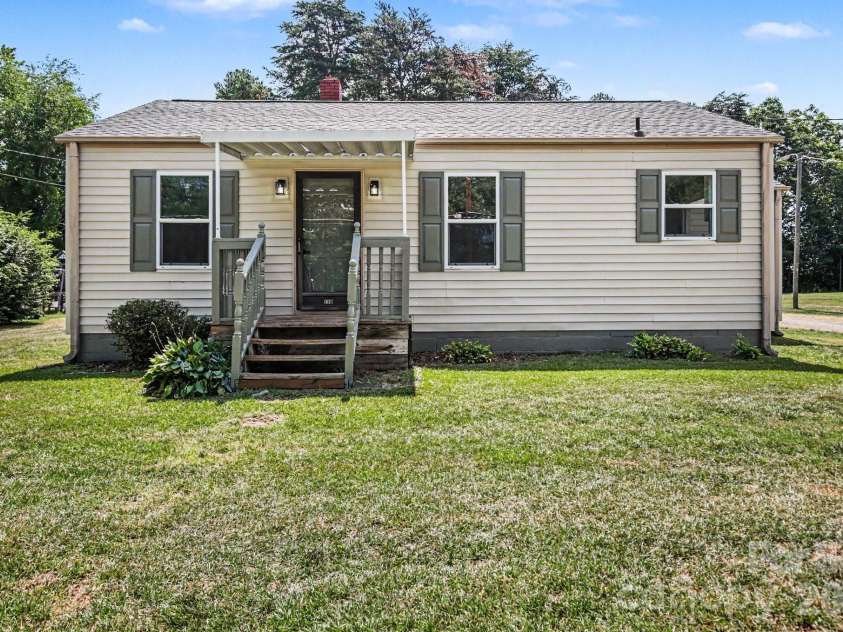 110 Spring Street, Kernersville, NC 27284.  MLS# CAR4392771, YatesRealty ID 31568. 