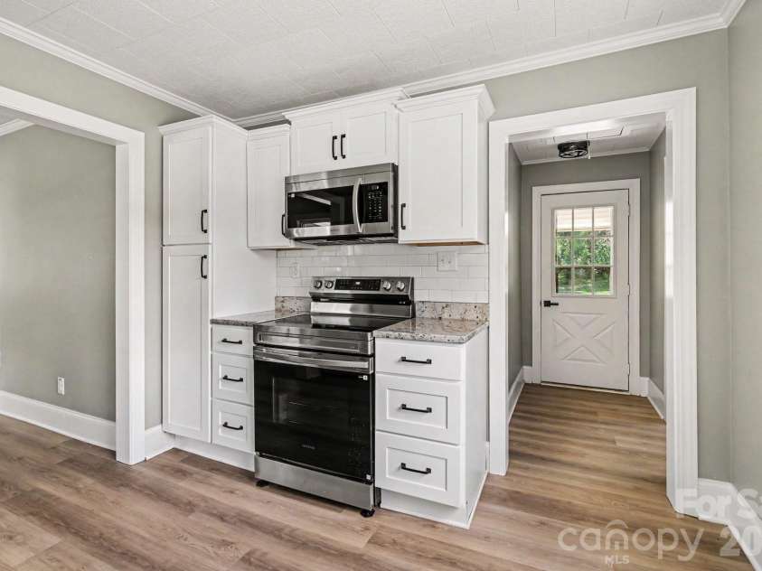 110 Spring Street, Kernersville, NC 27284.  MLS# CAR4392771, YatesRealty ID 31568. 
