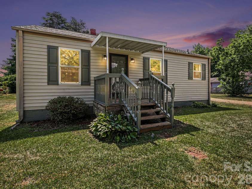 110 Spring Street, Kernersville, NC 27284.  MLS# CAR4392771, YatesRealty ID 31568. 