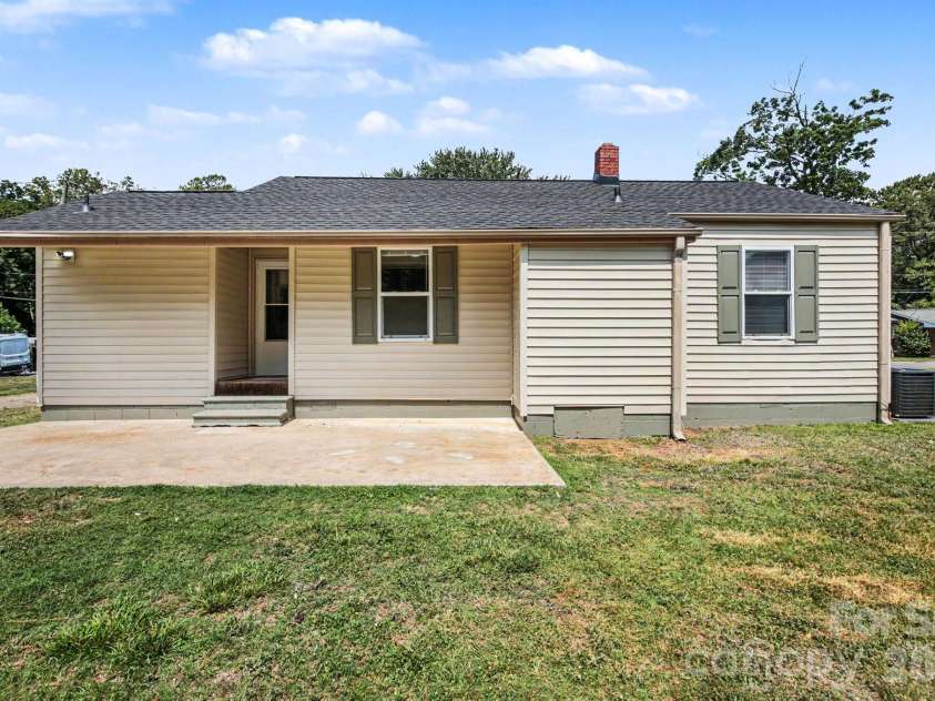 110 Spring Street, Kernersville, NC 27284.  MLS# CAR4392771, YatesRealty ID 31568. 