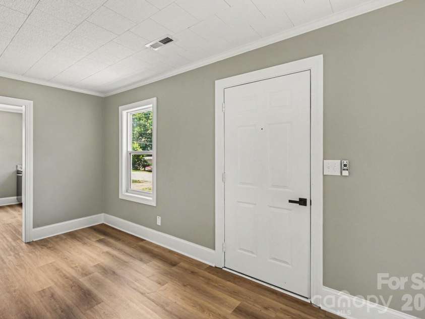 110 Spring Street, Kernersville, NC 27284.  MLS# CAR4392771, YatesRealty ID 31568. 