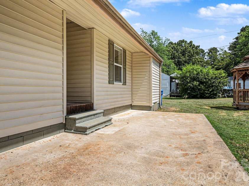 110 Spring Street, Kernersville, NC 27284.  MLS# CAR4392771, YatesRealty ID 31568. 